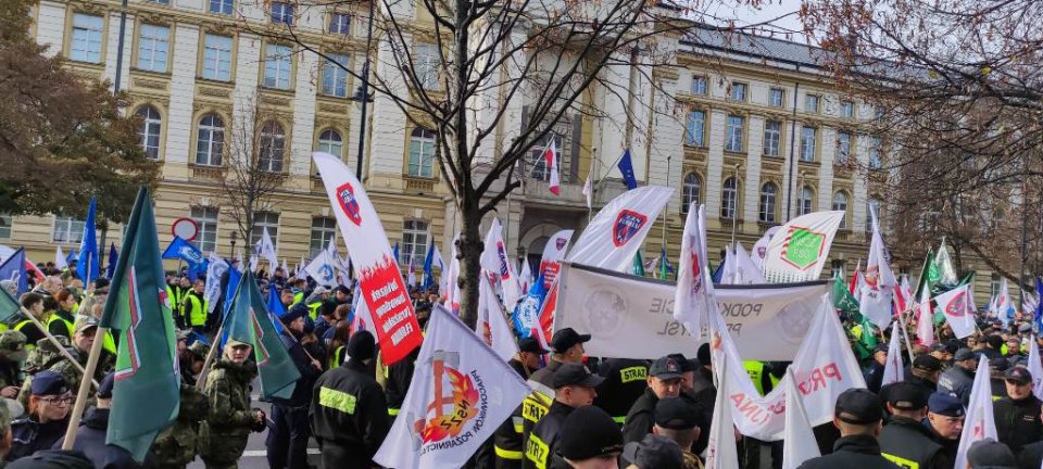 09 - 11 - 2022 - Protest służb mundurowych przed KPRM (...) - źródło GAZETA.PL